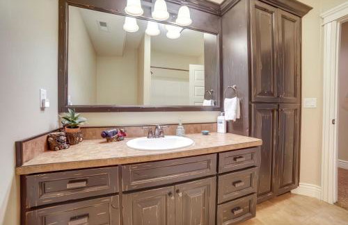 Rigby Gem with Hot Tub Theater Game Room Grill - Foto 22