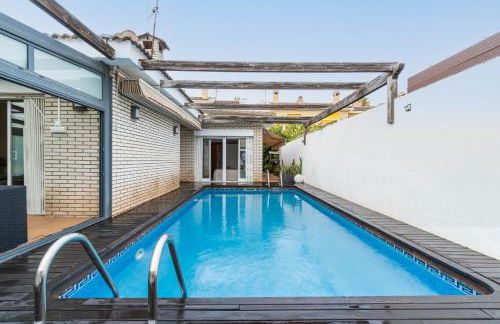 "Charm & Cozy 4BR - 3BA with Pool & Barbecue" - Photo 45