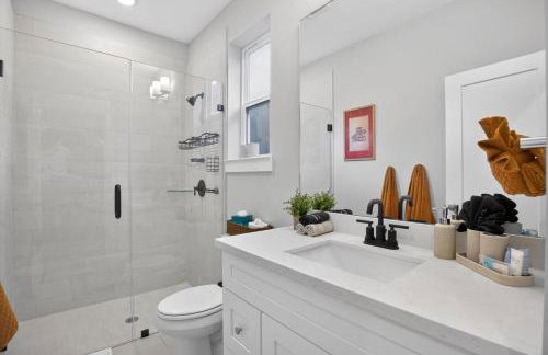 Modern EaDo Stay - 3BR Townhome w Private Deck - Foto 26