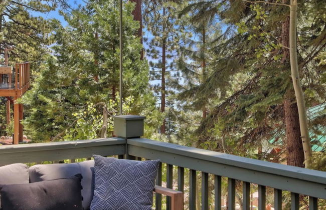 Private Cozy and Central Cabin with Deck by Sierra Getaways - Foto 14