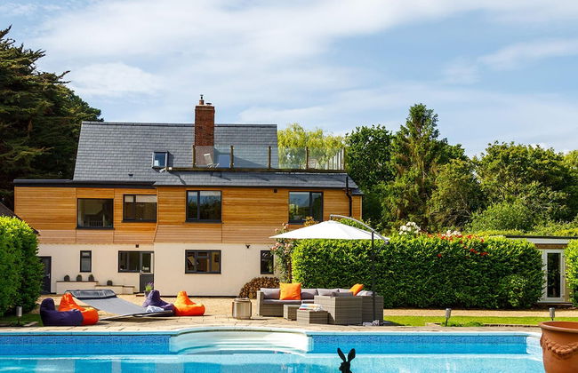 Stunning 5BR Home With Pool - 5 min to Beach - Foto 1