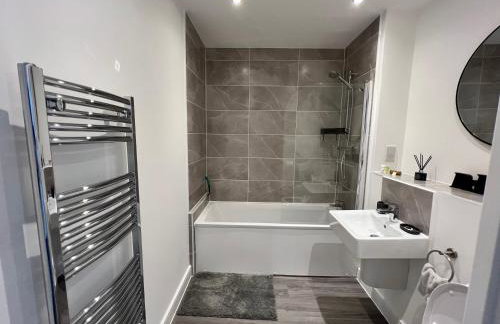 Modern 2 Bedroom Apartment - Photo 45