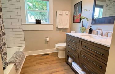 1920 Brick House-Hot Tub-Outdoor Brickoven Pizza-Pets-Breweries - Foto 39