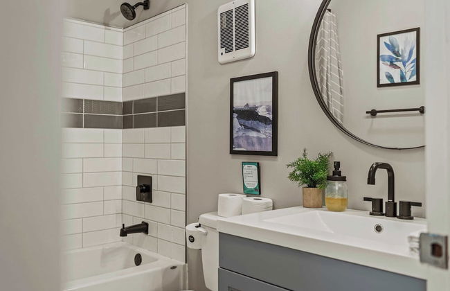 Inn the Poconos by Avantstay Private Lake Access Enclosed Hot Tub - Photo 29