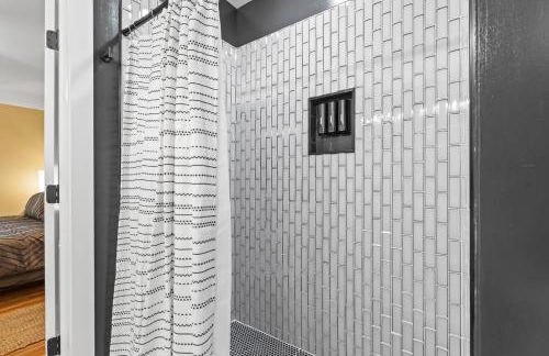 Boho 5BR Modern Villa w Hot Tub, Grill, Patio and Backyard - Foto 34