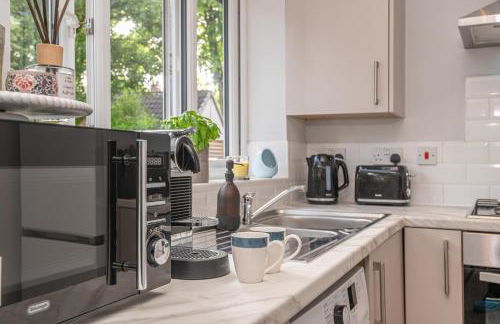 Contractors Business Families Relocation Accommodation enjoy Fast WiFi Large Screen Smart TV and SKY Sports in this Spotless Ground Floor apartment - Foto 18