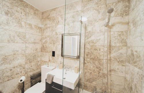 Top Floor 1BR Wishaw Flat with Parking - Foto 25