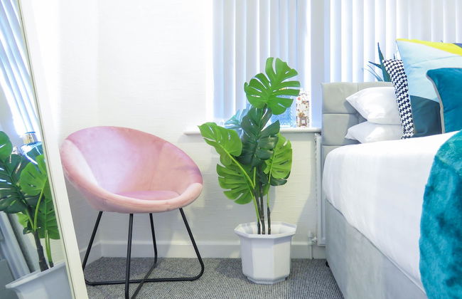 Tudors eSuites 4 Bedroom House with Garden & 9 Beds - Foto 10