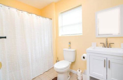 Gorgeous Waterfront 2 Bedroom 1 Bath Modern Home. - Foto 12