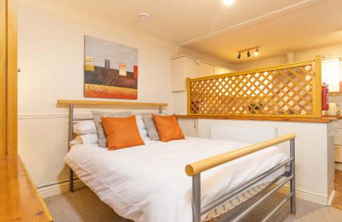 Cozy Studio Apartment Kenilworth, Free Parking, WIFI, Smart TV - Foto 14