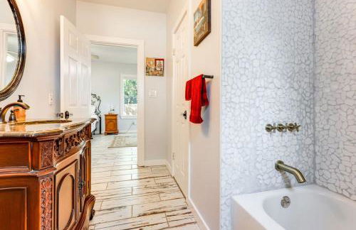 Walk to Downtown Shops and BBQ Home with Fenced Yard - Foto 16