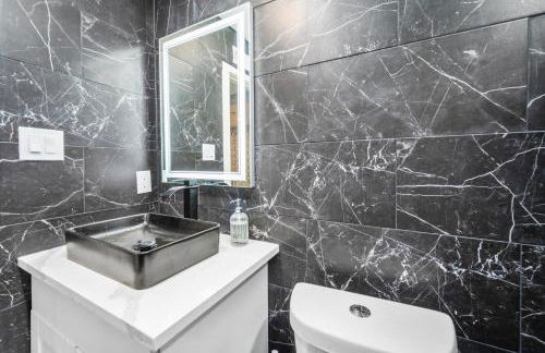 Chic Heights Retreat with Pool and Free Parking - Foto 20