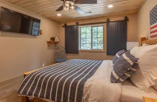 Uncle Chris Cabin by KABINO Air Conditioning Smart TVs Chefs Kitchen Spacious WiFi Grill Bills Island Reservoir Fishing - Foto 37