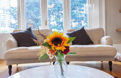 LUXURY Victorian Flat 2 bed 2 bath Flat Sleeps 4 to 7 - Photo 9