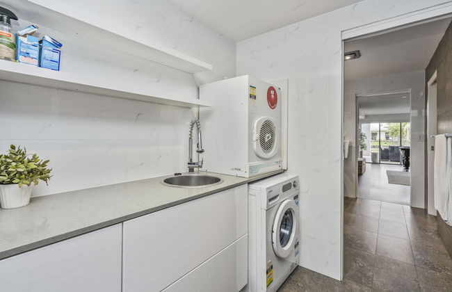 Essence House - 4 Bedroom Holiday Home - Photo 9