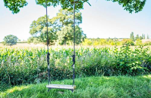 The Hideaway Hut - 1 Bed Shepherds Hut - Hereford - Photo 33