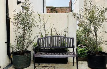 Stunning 3 bedroom & 2 bathroom cottage with patio - Foto 34