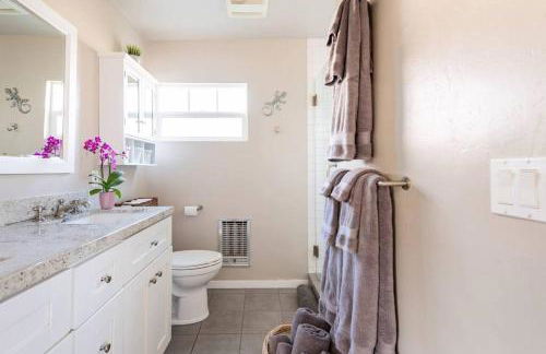 Charming Mid-Century Craftsman, Hot Tub with Serene Yard - Foto 28