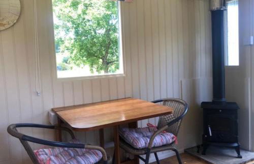 Charming tranquil Shepherds Hut with lakeside balcony 'Roach' - Foto 7