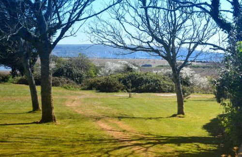 THE HIDEAWAY - LUXURY SELF CATERING COASTAL APARTMENT with PRIVATE ENTRANCE & KEY BOX ENTRY JUST A FEW MINUTES WALK TO THE BEACH, SOLENT WAY WALK, SHOPS and many EATERIES & BARS - FREE OFF ROAD PARKING,FULL KITCHEN, LOUNGE,BEDROOM , BATHROOM & WI-FI - Foto 55