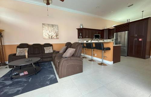 Luxurious 4-Bedroom House with Pool - Foto 1