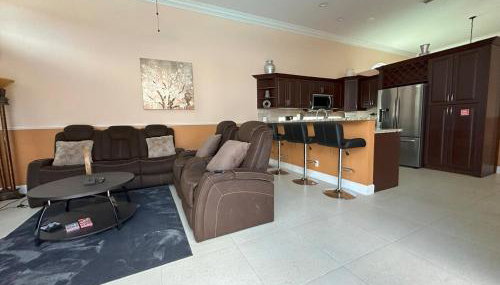 Luxurious 4-Bedroom House with Pool - Foto 1