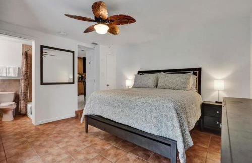 3 min. walk to Wilton Drive, pool and huge yard - Photo 10