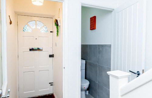 Spacious Home near Heathrow & Windsor with Parking - Photo 30