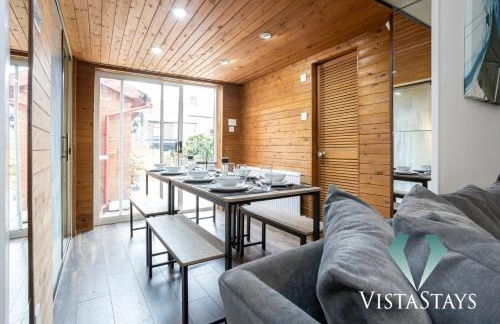 Spacious 5BDR House By Vista Stays Short Lets & Serviced Accommodation Manchester With Free WiFi, Parking & Netflix - Foto 3