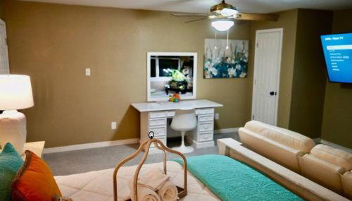 Massive lakefront home with HOT TUB - Foto 2