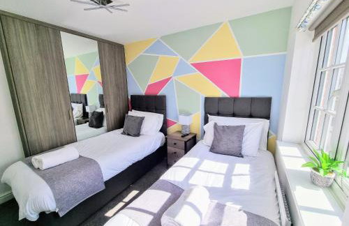 Spacious 4BR House Sleeps 8 with Free Parking, Contractor Friendly, Near Basildon Hospital & London Links - Foto 15