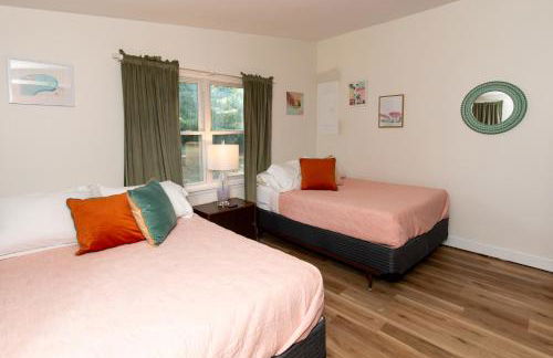 Mid-Century Modern Themed Home with Outdoor Hot Tub - Foto 79