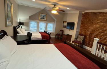 Classy Victorian Brownstone Subway Shopping - Photo 44