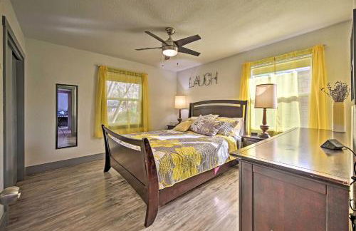Remodeled Retro Home with Deck, Walk to Main Street! - Foto 12