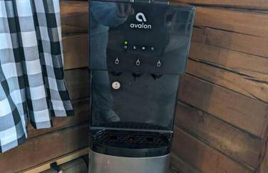 Cozy Cabin with Hottub at Cloverdale Cabins - Foto 15