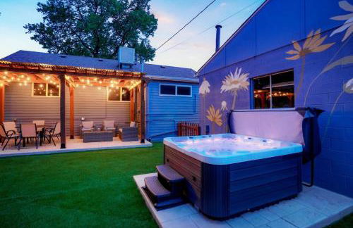 One of a Kind Home with HOT TUB Pool Table and Fire Pit 4 Miles to DT - Foto 1