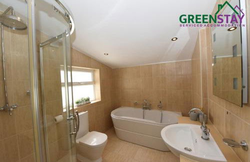 "Honeysuckle House Chester" by Greenstay Serviced Accommodation - Large 3 Bed House, Sleeps 6, Perfect For Contractors, Business Travellers, Families & Groups - Photo 26