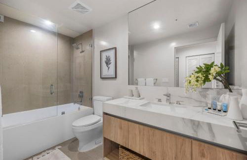 Modern Condo Steps from Bayside & Kaseya Center - Foto 31