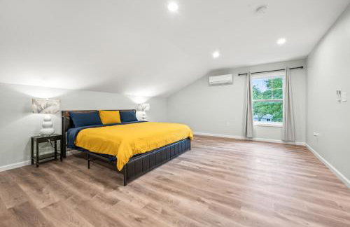 Huge 10BR Family Stay, Sleeps 20 in Bloomfield, CT - Photo 17