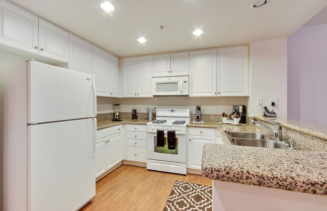 Global Luxury Suites at The Village - Photo 20