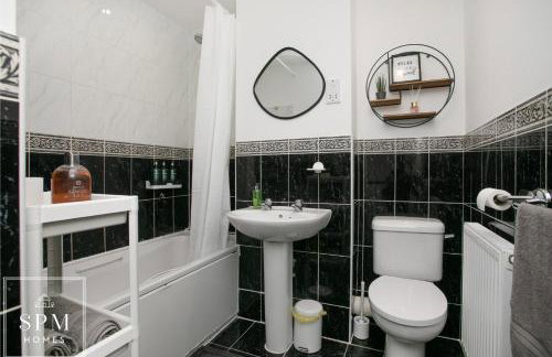 Large 3 Bed House - Long Stays Welcome - Smart TVs in Each Bedroom - Parking - Wifi - Foto 21