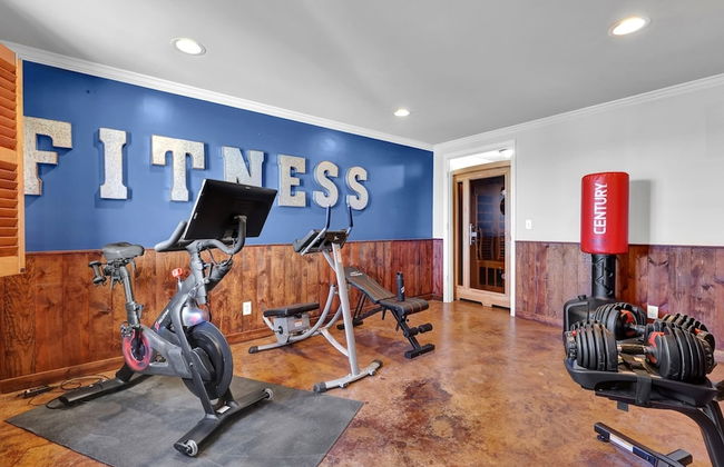 7BR Lakefront Haven Pool Hot Tub Gated 4acres - Foto 8