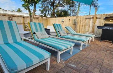 Prime Location Gateway with Pool & Patios, Near Beaches, Groceries and Restaurants - Photo 20