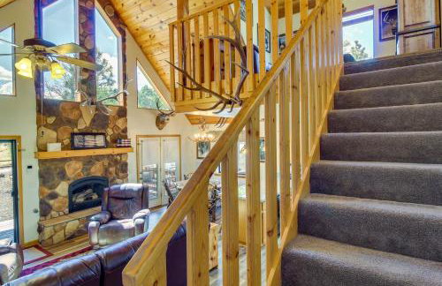 2 Mi to Show Low Lake: Scenic Cabin w/ Balcony - Foto 10