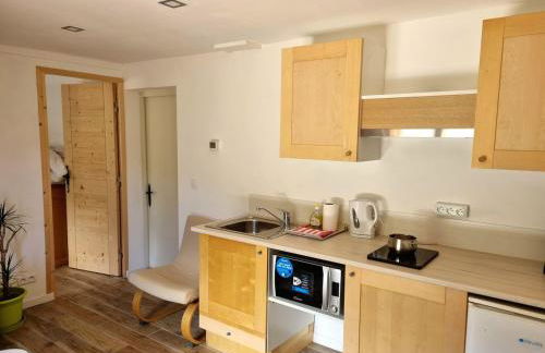 Private terrace, cosy appartement, ideal couple, bbq,relax, welcome, near La Clusaz, Grand Bornand, Annecy and lake, many sports and entertainment activities summer and winter - Foto 8