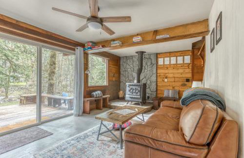 Thompson Cabin - Charming Salmon Riverfront A-Frame Oasis w/ fireplace - Foto 7