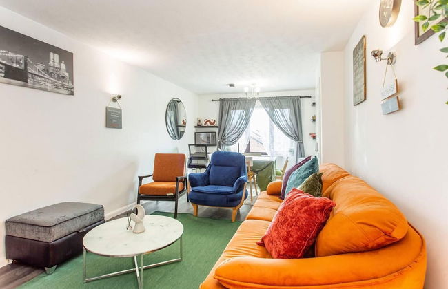 Immaculate 2-bed Apartment in Dagenham - Photo 1