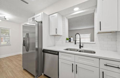 Sunny Palmetto Oasis: 4br Home With Private Pool 4 Bedroom Home by RedAwning - Photo 56