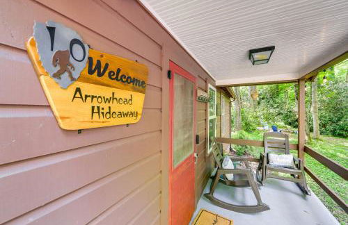 Pet-Friendly Creekside Cabin with Pool Access! - Foto 20