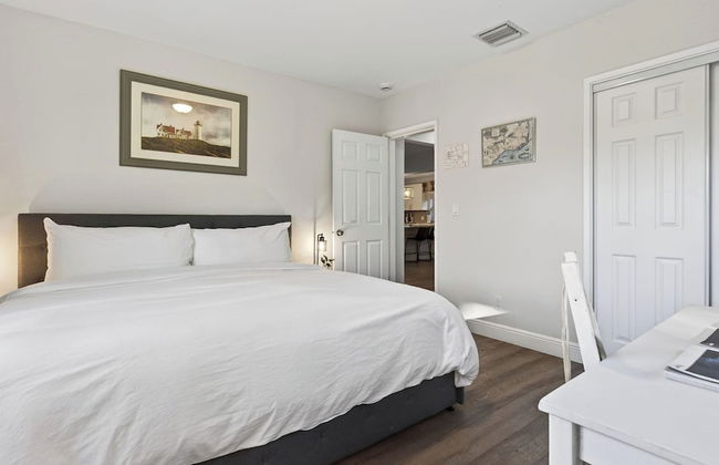 Hot Tub, Firepit, Deck | 10mins to Beach | Middle Terrace Cottage by AvantStay - Foto 26